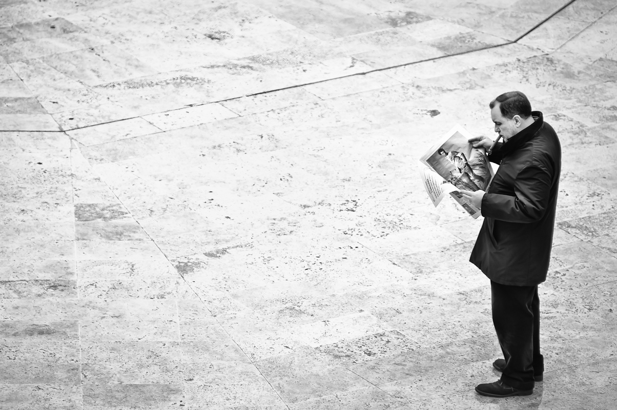 Yuri Evangelista - Street Photography - Uomo con sigaro e giornale