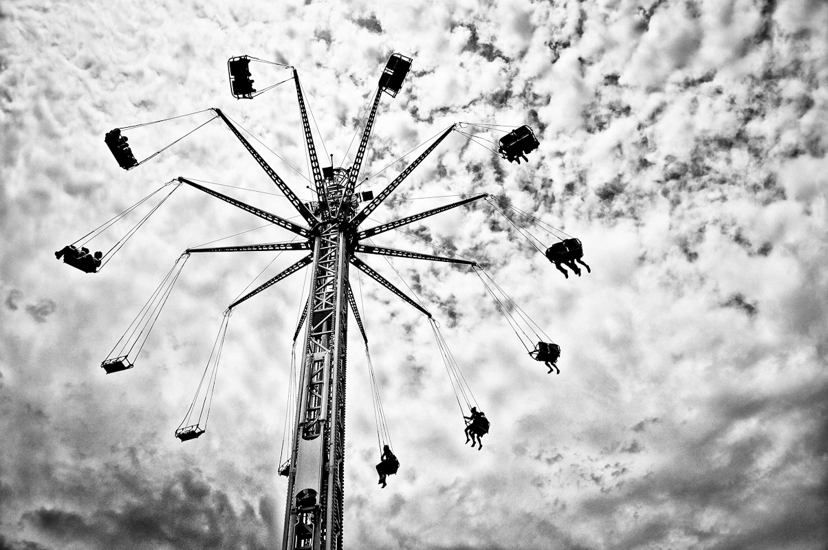 Yuri Evangelista - Street Photography - spinning around