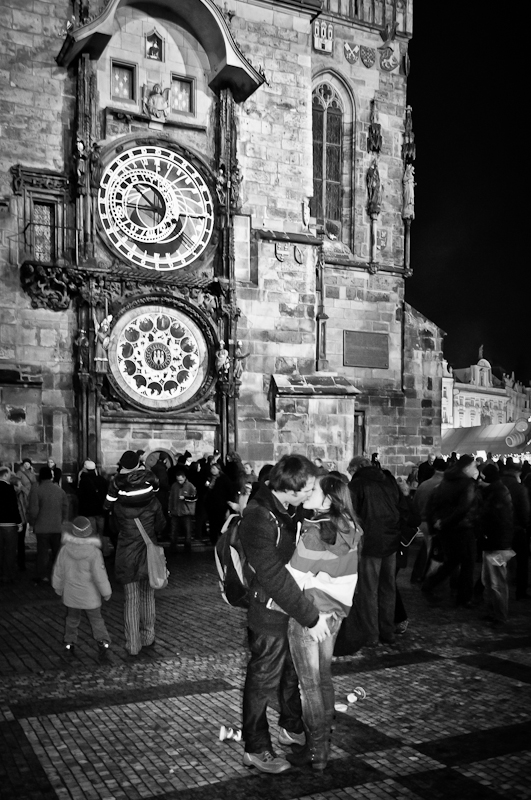 Yuri Evangelista - Street Photography - Old town square kiss